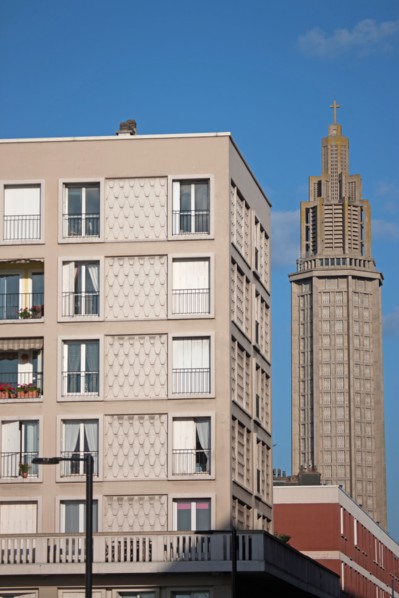 Le Havre, immeuble et clocher de l'église Saint-Joseph