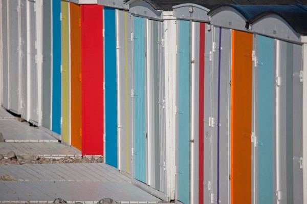 Le Havre, cabines aux portes de colorées, œuvre de Karel Mertens