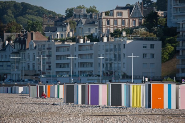 Le Havre, cabines aux portes de colorées, œuvre de Karel Mertens