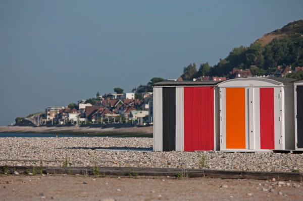 Le Havre, cabines aux portes de colorées, œuvre de Karel Mertens