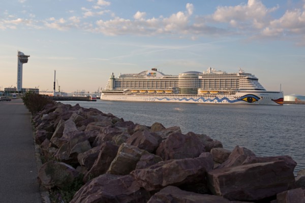 Paquebot de croisière AIDA dans le port du Havre