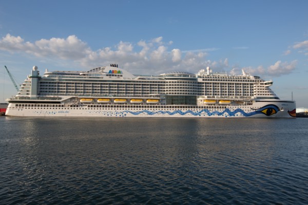 Paquebot de croisière AIDA dans le port du Havre