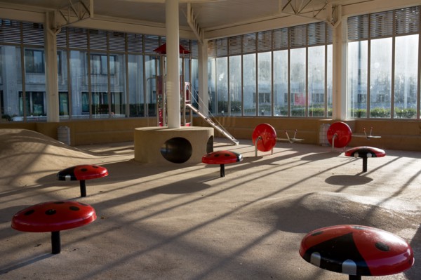 Le Havre, Place de l'Hôtel de Ville, jeux d'enfants installés sous un préau