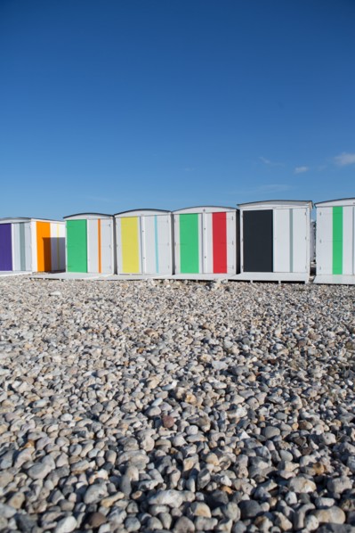 Le Havre, cabines aux portes de colorées, œuvre de Karel Mertens