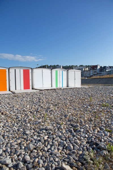 Le Havre, cabines aux portes de colorées, œuvre de Karel Mertens