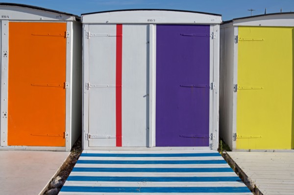 Le Havre, cabines aux portes de colorées, œuvre de Karel Mertens