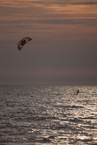 Trouville sur Mer, Kite surf au soleil couchant