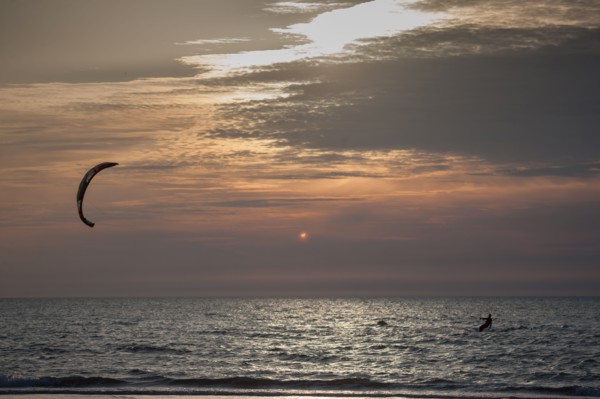 Trouville sur Mer, Kite surf au soleil couchant