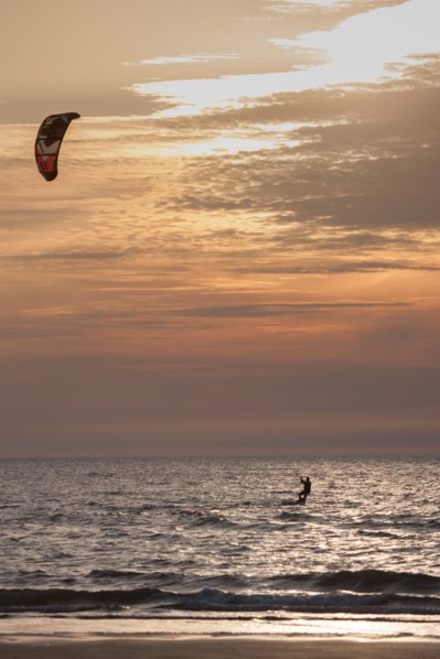 Trouville sur Mer, Kite surf au soleil couchant