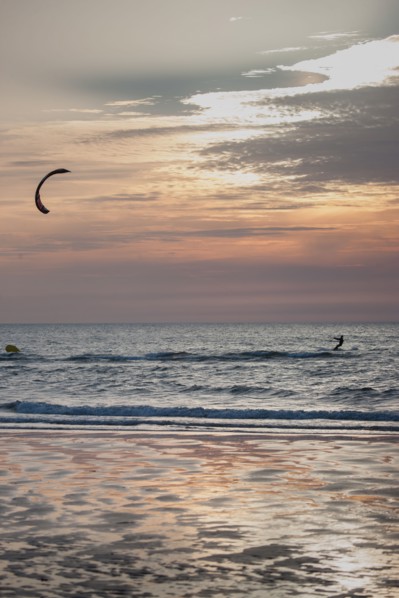 Trouville sur Mer, Kite surf au soleil couchant