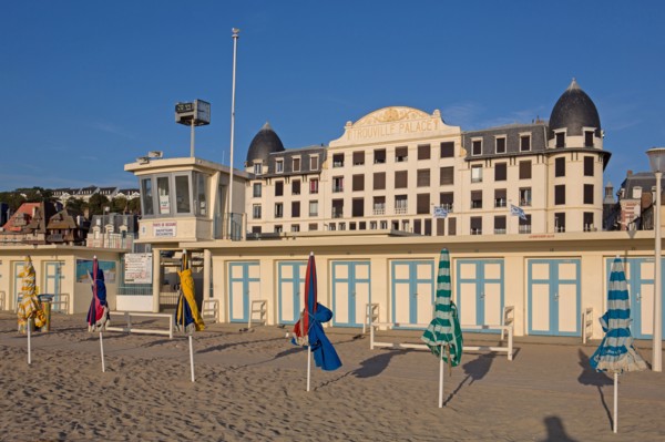 Trouville sur Mer, cabines de bains devant le Trouville Palace