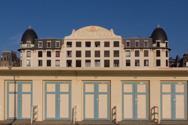 Trouville sur Mer, cabines de bains devant le Trouville Palace
