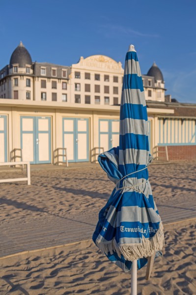 Trouville sur Mer, cabines de bains devant le Trouville Palace