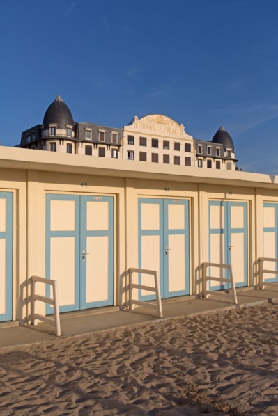 Trouville sur Mer, cabines de bains devant le Trouville Palace