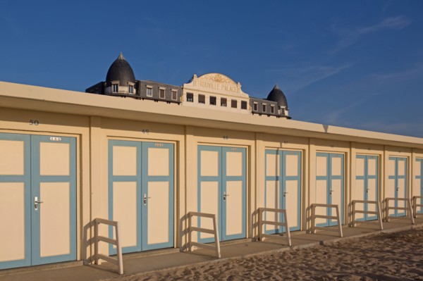 Trouville sur Mer, cabines de bains devant le Trouville Palace