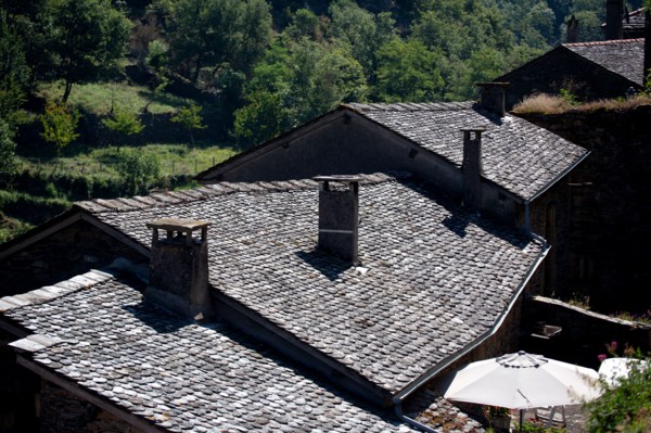 Parc des Grands Causses, Brousse-le-Château, toitures en ardoise