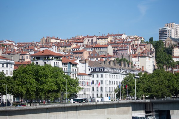Lyon, colline au-dessus des quais du Rhône