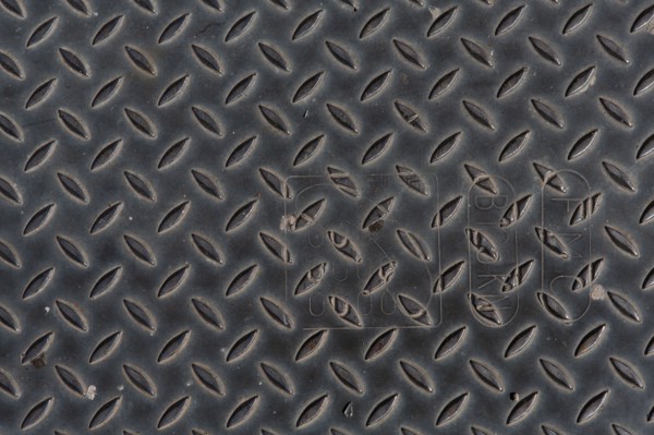 Metal plate preventing from falling, Lyon