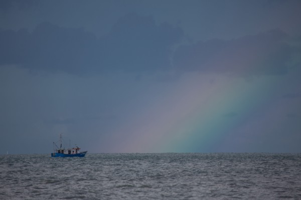 Dieppe, arc en ciel au large de la plage par temps d'orage