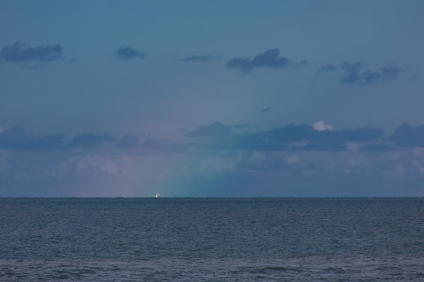 Dieppe, arc en ciel au large de la plage par temps d'orage