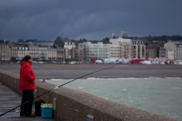 Dieppe, pêcheur sur la digue