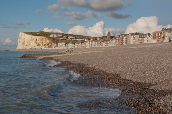 Mers les Bains, plage et falaise au fond