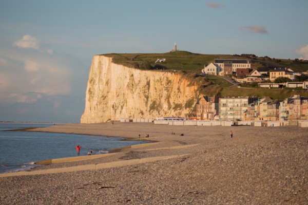 Mers les Bains, plage et falaise au fond