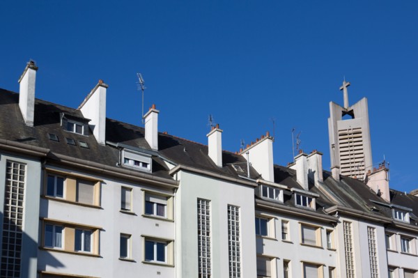 Lorient, Rue du Maréchal Foch et clocher de l'église Saint Louis