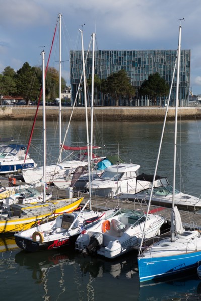 Lorient, port, bateaux amarrés à  quai et immeuble Lorient Agglomération