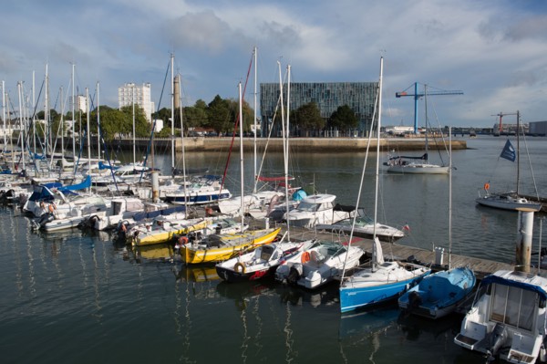 Lorient, port, bateaux amarrés à  quai et immeuble Lorient Agglomération
