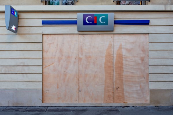 Paris, vitrine d'une banque protégée par des panneaux de bois