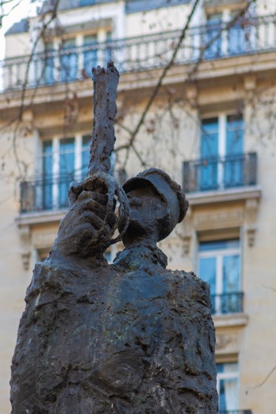 Statue hommage au Capitaine Alfred Dreyfus située place Pierre-Lafue à Paris