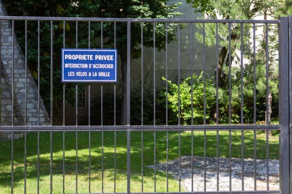 Grid with prohibition sign
