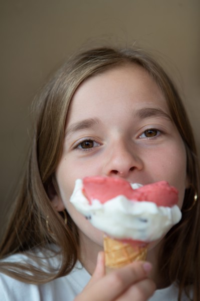 Ado qui mange une glace