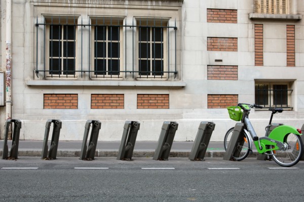 Paris, bornes pour attacher les Vélib'