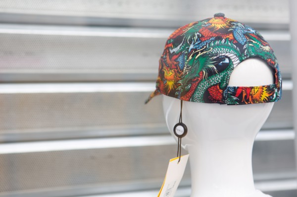Paris, casquette dans la vitrine d'un magasin