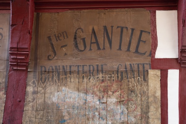 Rouen (Seine Maritime), anciennes inscriptions de commerce et graffitis