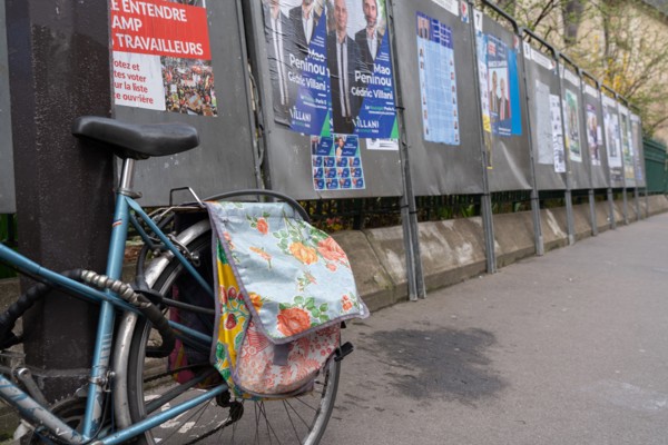 Paris, vélo et panneaux électoraux