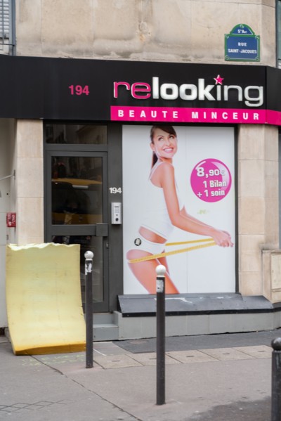 Paris, matelas déposé devant un institut de beauté