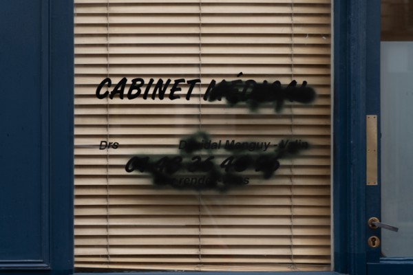 Paris, porte de cabinet médical taguée