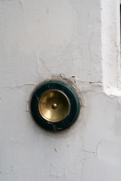 Paris, sonnette d’immeuble