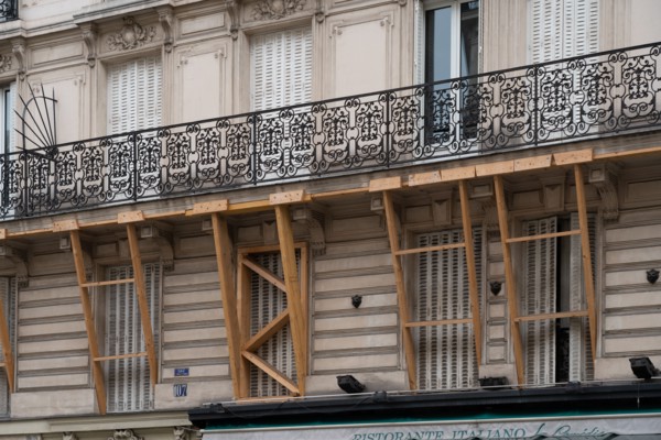 Paris, balcons soutenus par des étais