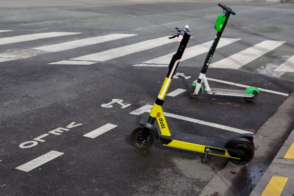 Paris, emplacement réservé aux vélos et trottinettes