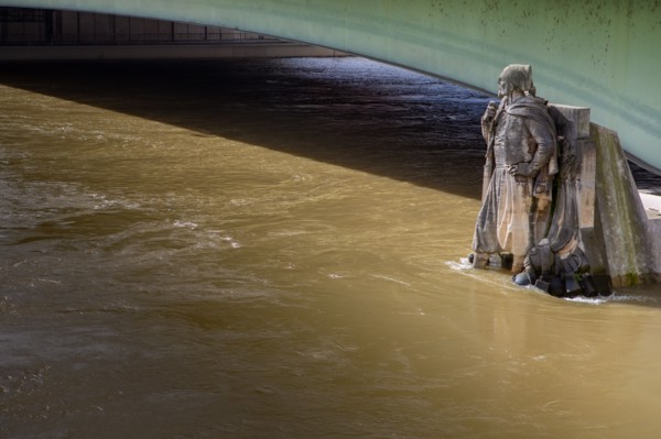 Paris, zouave du pont de l’Alma avec les pieds dans l’eau