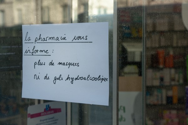 Affiche indiquant une pénurie de masques chirurgicaux et de gel hydroalcoolique