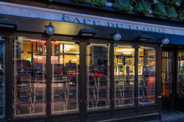 Paris, Café de Flore fermé pour cause d’épidémie de coronavirus