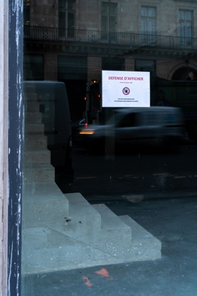 Paris, sticker « Défense d’afficher »