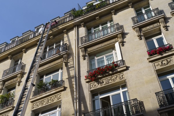 Paris starts re-opening from lockdown, May 2020
