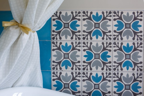Carreaux de ciment et rideau de douche