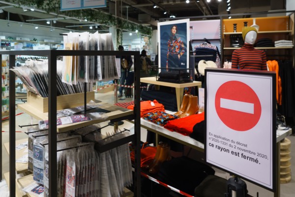 Paris, Monoprix, rayon non essentiel interdit par souci d'équité avec les petits commerces fermés